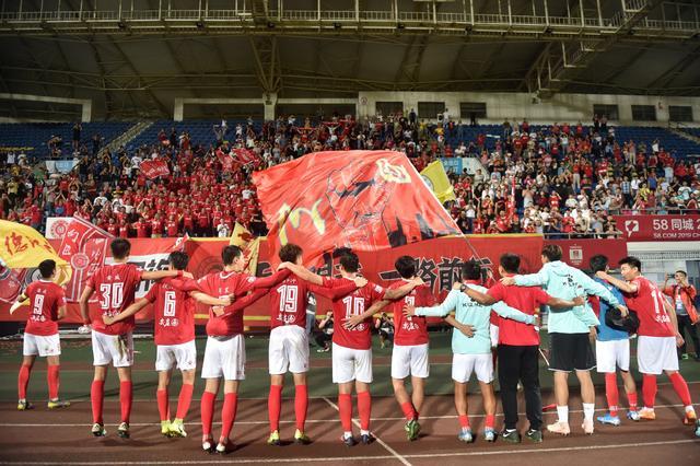 名记：保罗与卢指导沟通裂痕曝光，主动邀谈竟遭冷拒（名记曝保罗与泰伦-卢沟通生隙，主动约谈遭冷拒）