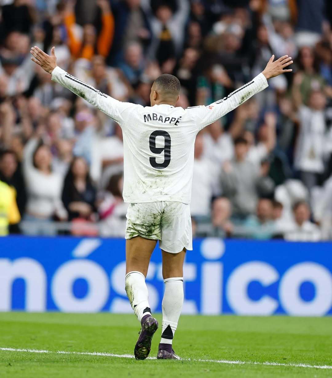 足坛年终大战淘汰赛实时赛况：梅西大幅落后姆总，C罗领先安东尼（年终足坛淘汰赛即时战报：梅西明显落后姆巴佩，C罗暂时领先安东尼）