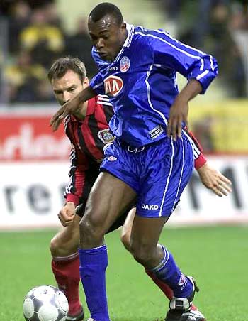 狄龙打趣：昨天没在丰田中心投篮 若他们允许明天计划试试（狄龙笑言：昨天未在丰田中心投篮，若获准明天打算试试）