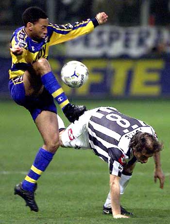 拜仁客战海登海姆：凯恩领衔，卡尔、迪亚斯、格雷罗首发（拜仁客场挑战海登海姆：凯恩领衔，卡尔、迪亚斯、格雷罗先发出战）